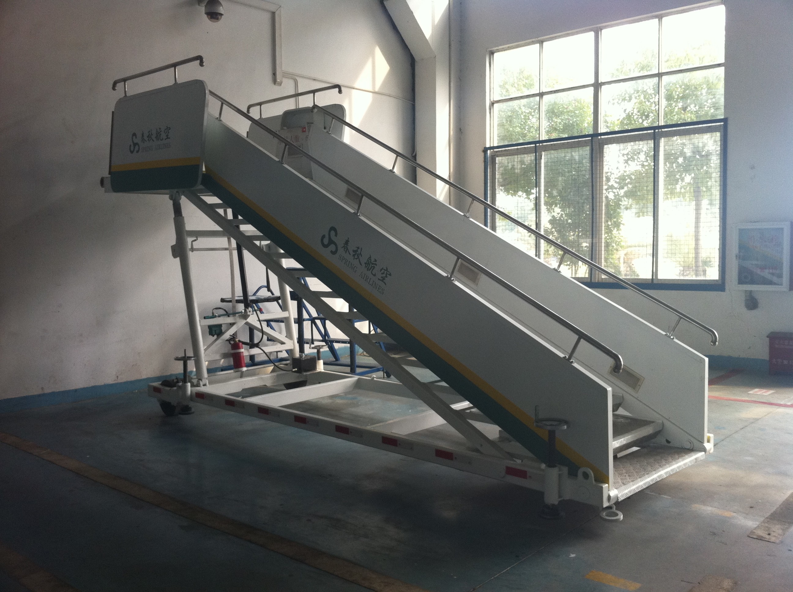 Stable Aircraft Passenger Stairs 4610 kg Rear Axle Carrying Capacity