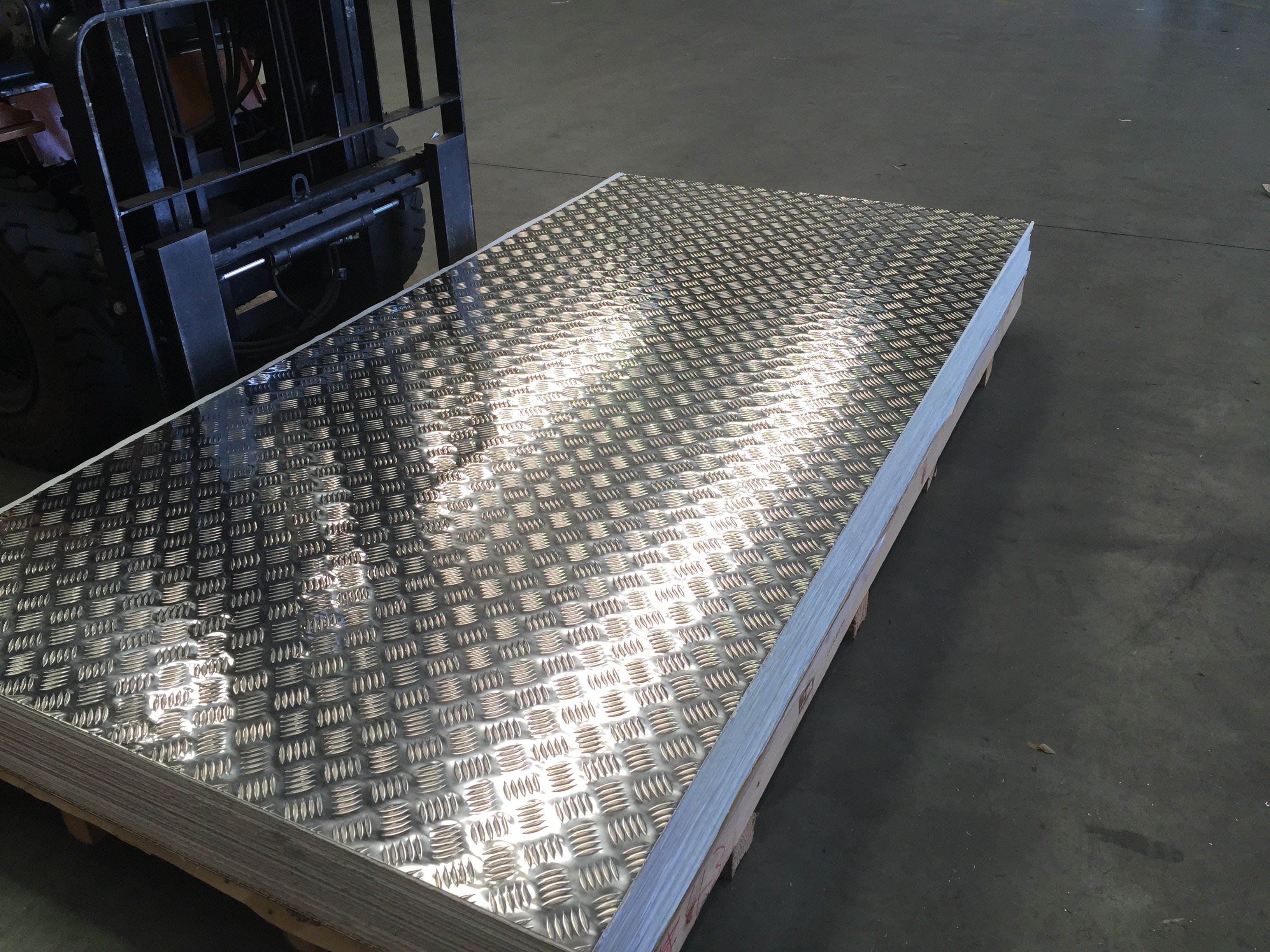 Quality Hot / Cold Rolled Aluminium Diamond Plate With High Weather Resistance for sale
