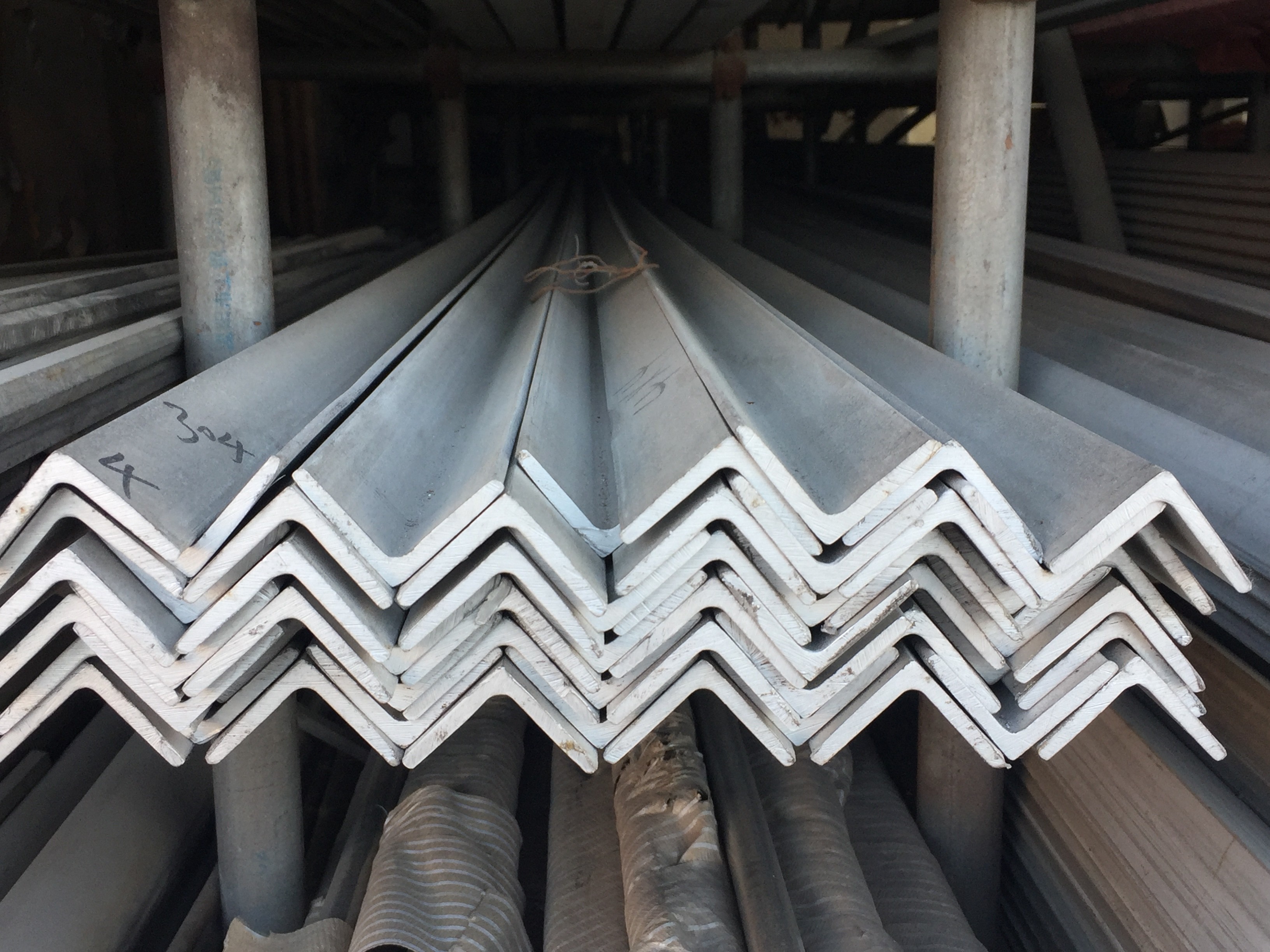 Quality Hot Rolled 201 321 304 316L 310S 2205 2507 904L Stainless Steel Angle Bar Equal Angle Bar for sale