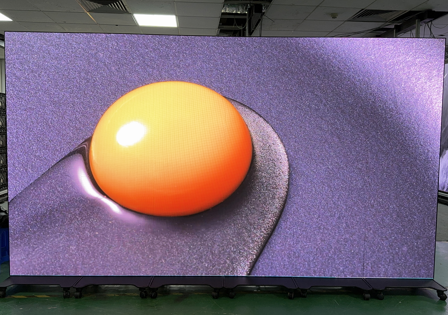 COB LED Poster Display with Pixel Failure