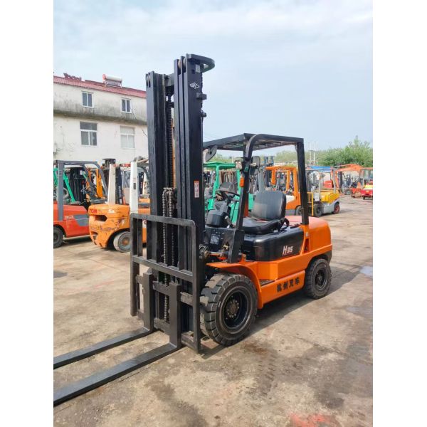 Used Heli H2000 7-ton diesel forklift front view