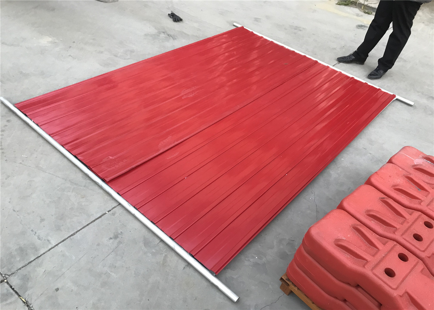 Quality BUNDABERG temporary fencing panels for sale 2100mm x 2400mm width 42 microns zinc layer for sale