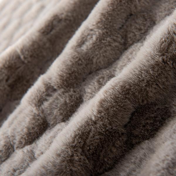 Customized Color Soft Brushed Faux Rabbit Fur Fabric for Garment/Home Textile/Slipper