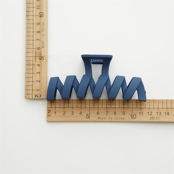 Large resin M spiral hair grip clip Korean temperament hairpin hair accessories shark clip headwear spot wholesale