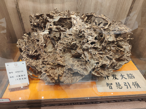 Perfect Agarwood Carving for Your Collection Exquisite Designs and Superior Craftsmanship