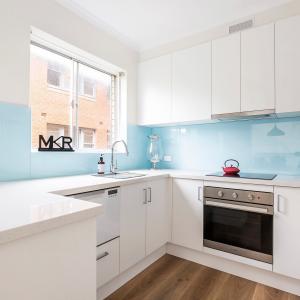 China Flat Pack Lacquer Kitchen Cabinets Matte White Custom on sale