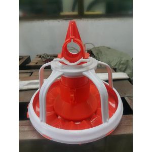 The five lattice feeding trays are for the roosters