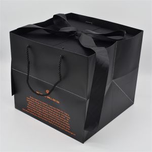 China Black 150gsm Recycled Paper Gift Bags Hot Stamping Retail Use on sale