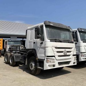 Sinotruk Howo 6x4 Tractor Truck with Manual Transmission and HW76 Comfortable