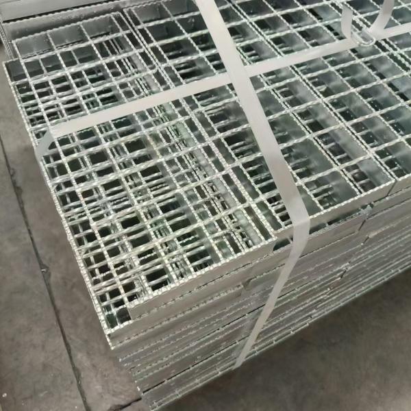 Buy YB/T4001-2007 Standard Serrated Steel Grating 2-5mm Draining And Ventilating at wholesale prices