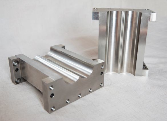 Wear And Corrosion Resistant Twin Screw Extruder Splitting Barrels With Cooling