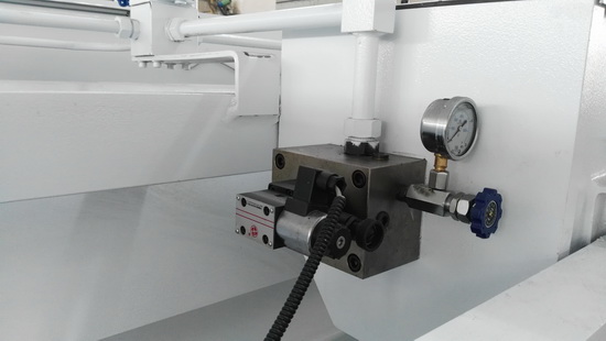 Plate Hydraulic Sheet Metal Cutting Machine NC Control 8 X 4000mm