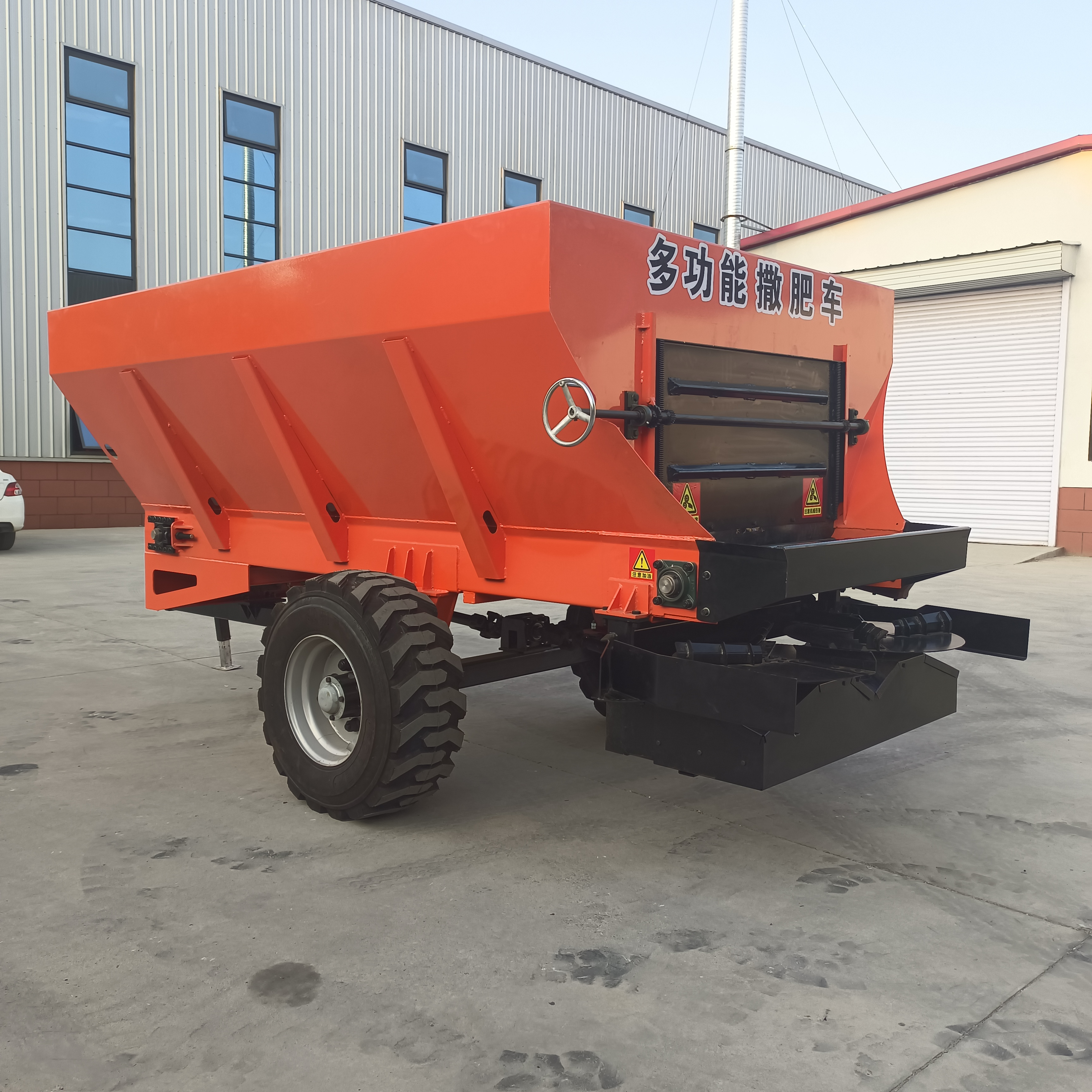 PTO-Driven Tractor Fertilizer Spreader with High-Capacity Hopper and Adjustable