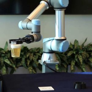 Gluing Robot Of UR5e Cobot With 6 Axis Robotic Arm For The Auto Gluing As