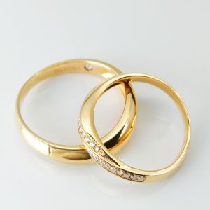 Wavy Exquisite Technology 0.012ct 18k Diamond Wedding Band