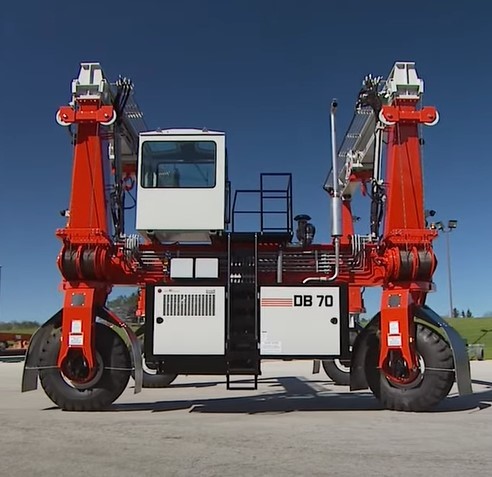 Buy High Capacity Mobile Gantry Cranes Precise Lifting In Shipyard at wholesale prices