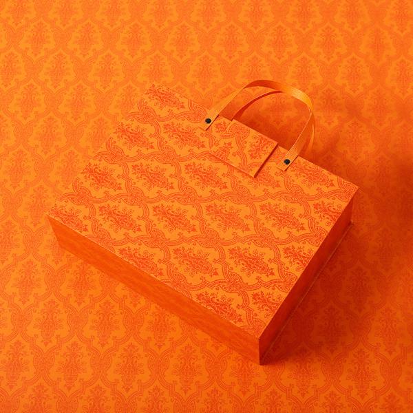 1200gsm Laminated Shopping Paper Cardboard Gift Packaging Box With Handle