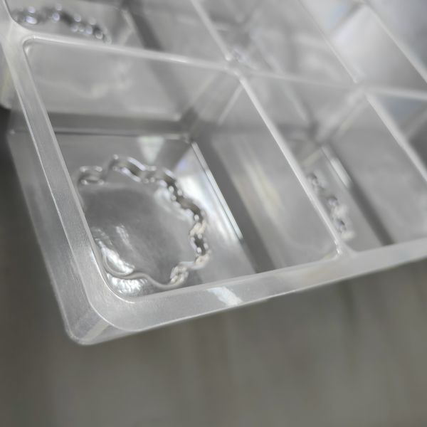 Clear PET cookie container with 6 compartments