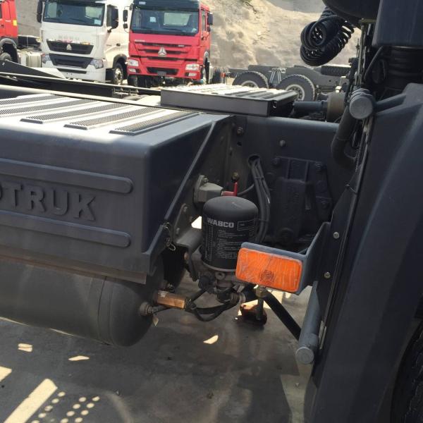 New 6x4 Cargo Truck Chassis Capacity 25 - 40 Tons SINOTRUK HOWO ZZ1257N4641W TR691 Tyre