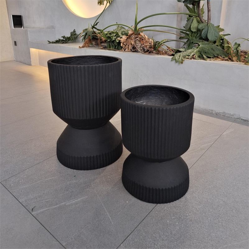 Round Minimal Texture Fibre Clay Plant Pot Lightweight In Black