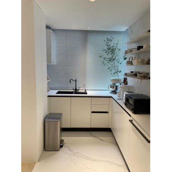 High Gloss Lacquer Melamine Finish Wood Grain Glass Inset Luxury Kitchen Cabinets