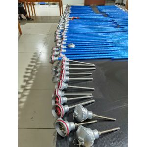 Thermocouple Temperature Sensor with Seebeck Voltage Measurement and Dissimilar