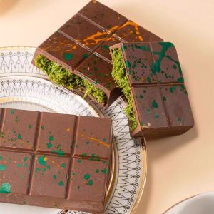 Dubai Pistachio Paste Compound Chocolate Custom Exotic Handmade Snacks Halal