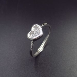 Fashionable Silver Diamond Ring Round Sequential Arrangement Shape