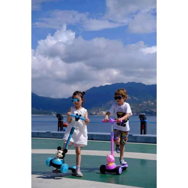 Plastic Children's Ride on Scooter Car with PU Flash Wheel Music and Folding Function