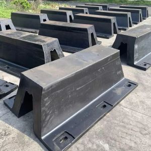 Extruded Rubber Dock Fenders Bumper V Shaped 8 Mpa Tensile Strength