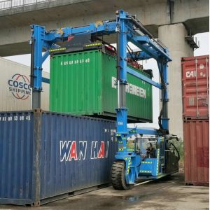 Buy cheap SPEO 35T Container Straddle Carrier Truck With Automatic Spreader from wholesalers