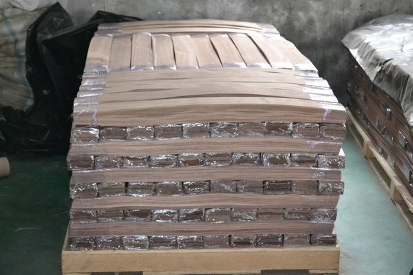 Buy 0.6mm Walnut Flooring Veneer at wholesale prices