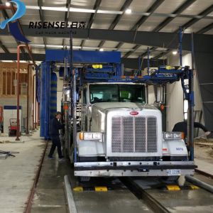 250L/Bus Water Consumption CB-730 Full Automatic Rollover Type 3 Brushes Truck