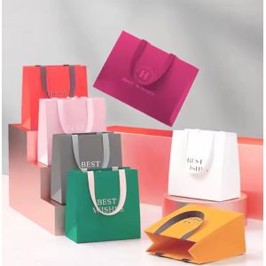 China Luxury Christmas Gift Packaging Tyvek Craft Paper Bags With Customers Logo on sale