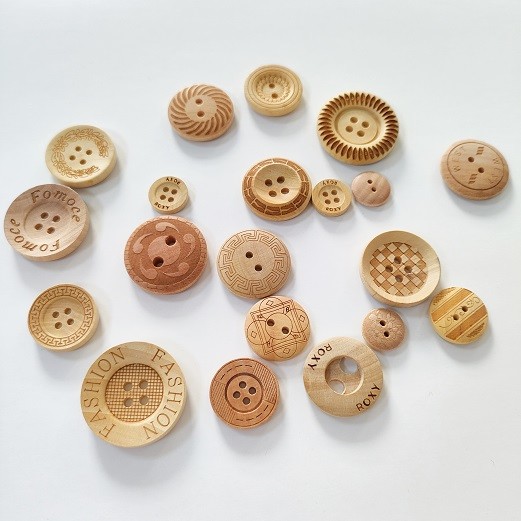 Clothing Accessories 2 Holes 4 Holes Round Laser Engraving Letter Hearts Love Sweater Wood Button for Garment