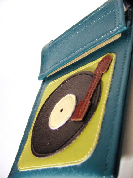 Buy Fashion Dot Hard Case for Apple iPod Touch 4 at wholesale prices