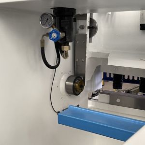 Electric CNC Metal Sheet Guillotine Hydraulic Shearing Machine Delem DAC310T