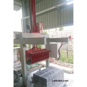 China PLC Controlled Palletizing Robot Arm Payload Stacking With Safety on sale