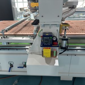 Auto Change CNC Router Woodworking Machine With Press Roller For Cabinet & Door