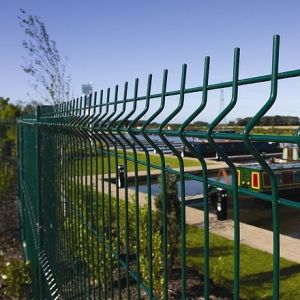 Green 3D Curvy Welded Wire Mesh Fence with peach posts