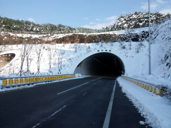 Roadway Traffic Rolling Type Safety Crash Barrier Eva Highway Safety Roller Guardrail