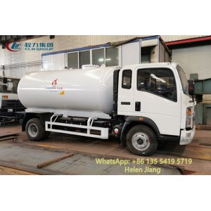 Sinotruk Howo 4x2 6 Wheeler 4T LPG Tanker Truck