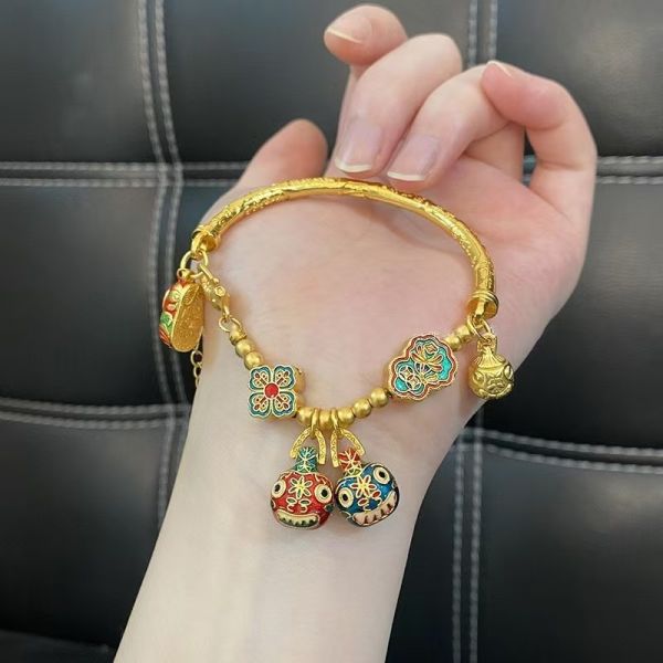 18K GOLD AU750 Pendant Bracelet 10 Grams Attractive Stylish Bracelet Perfect for Corporate Gifts Business Events and Marketing Campaigns