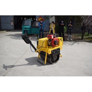 Dynamic Small Vibrating 5.9L Manual Road Roller Machine
