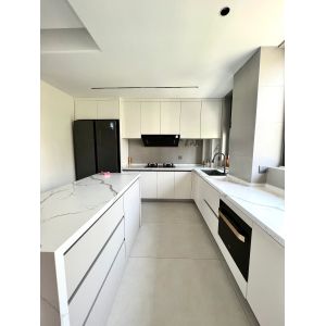 Modern Kitchen Cabinet with Quartz Countertop and Faucet