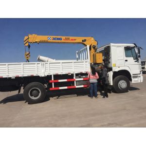 Sinotruk HOWO 4x4 290hp Truck Mounted Crane 6.3 Ton Telescopic Boom 12.00R20