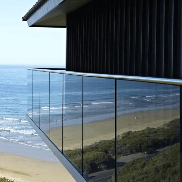 Buy Curved Frameless Glass Balustrade Balcony 8.76mm 10.76mm 13.14mm 17.52mm Modern Glass Stair Railing Colorless Decking Glass Balustrade at wholesale prices