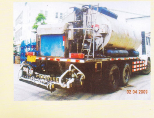 Buy Oval Shape Asphalt Distributor Truck 4000L - 12000L Capacity Optional at wholesale prices
