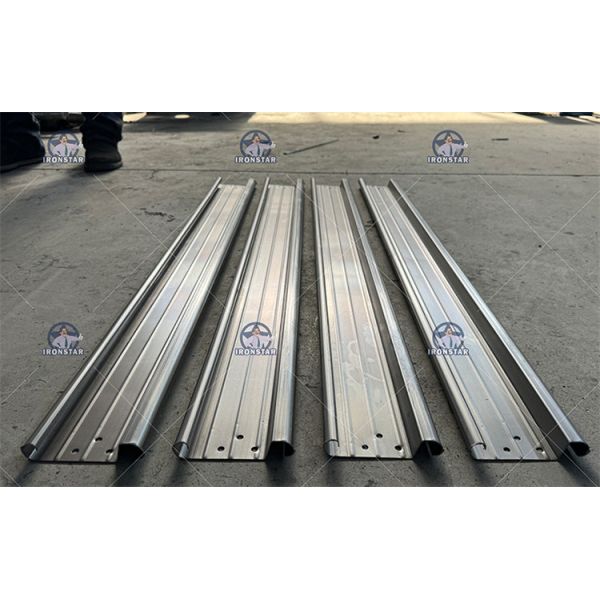 100mm sandwich rolling shutter door roll forming machine in Saudi Arabia olling shutter strip making machine