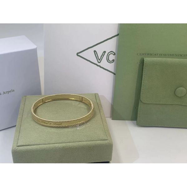 Van Cleef & Arpels PerléE Signature Bracelet Medium Model 18K yellow gold